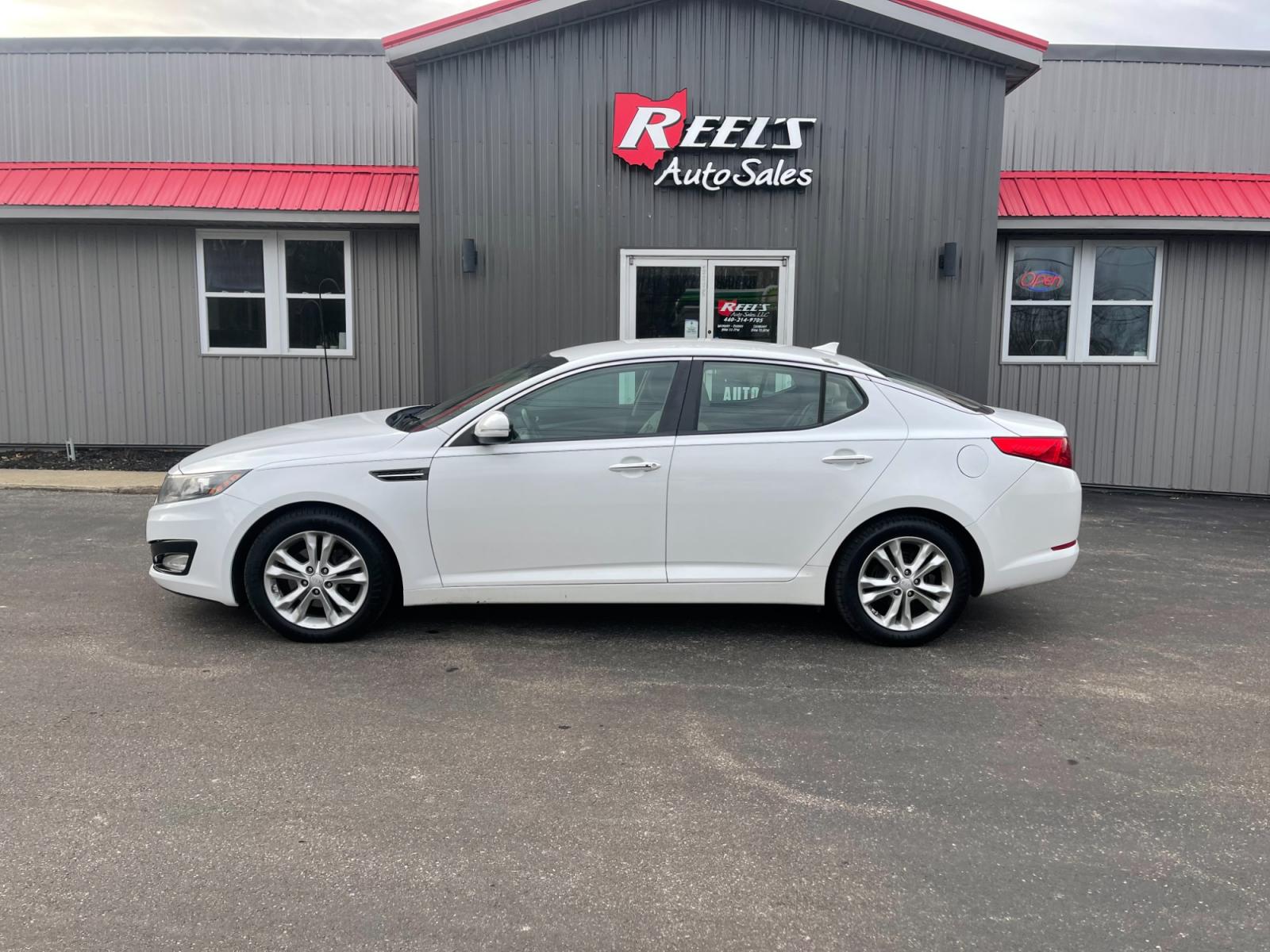2013 White /Beige Kia Optima EX (5XXGN4A71DG) with an 2.4L I4 DOHC 16V engine, 6-Speed Automatic transmission, located at 11115 Chardon Rd. , Chardon, OH, 44024, (440) 214-9705, 41.580246, -81.241943 - This 2013 Kia Optima EX with push-button start offers a blend of performance and luxury features that cater to driver comfort and convenience. Achieving an impressive fuel economy of 28 MPG combined and 35 MPG on the highway, it's an efficient choice for both city drives and long journeys. The model - Photo #13